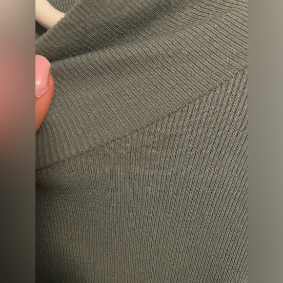 Aritzia turtle neck top - Picture 4 of 4